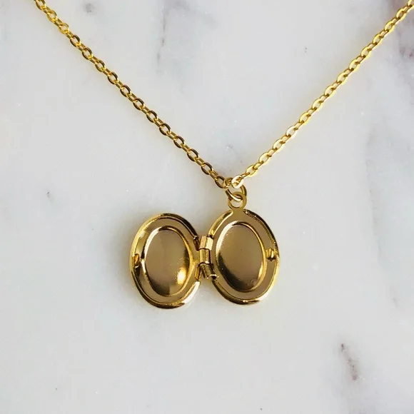 Oval Locket Necklace - Picture 2 of 5